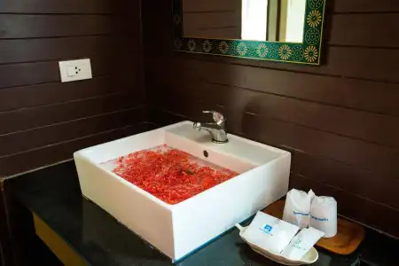 Phi Phi Andaman Beach Resort - 7