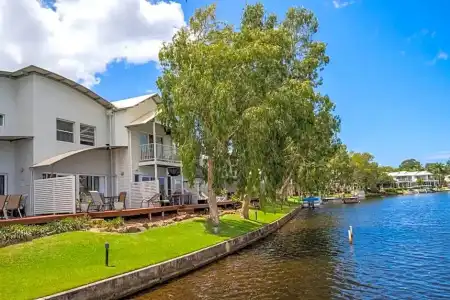 Noosa Entrance Waterfront Resort - 380
