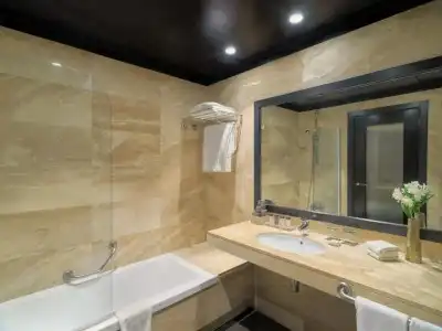H10 Marina Barcelona - 34