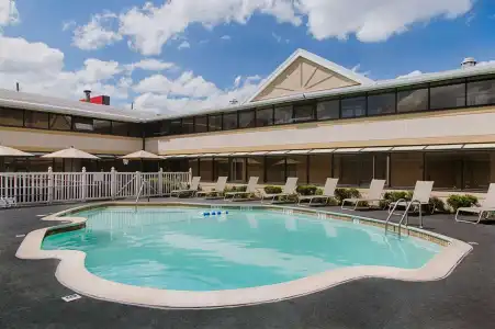 Ramada by Wyndham Boston - 12