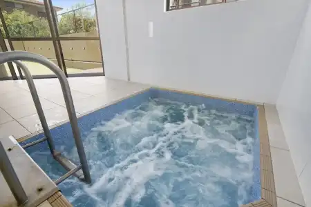 Burleigh Esplanade Beachfront Apartments - 17