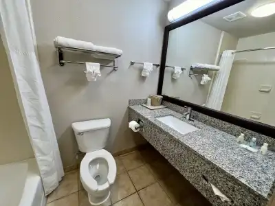 Quality Inn & Suites, Near University - 34