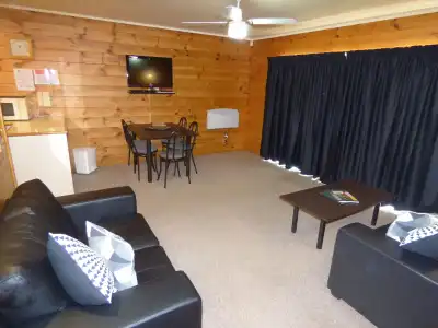 Cedarwood Lakeside Motel & Conference Venue - 9