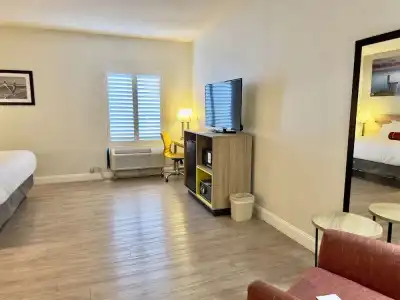 Days Inn & Suites by Wyndham Lakeland - 106
