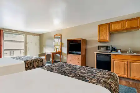Super 8 by Wyndham Lake George/Downtown - 14
