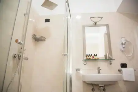 Inn Rome Rooms & Suites - 25