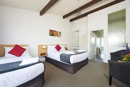 Cobblestone Court Motel – Wenzel Motels - 104
