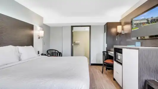 Days Inn & Suites by Wyndham Niagara Falls/Buffalo - 22