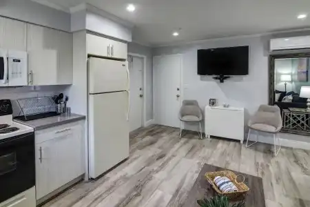 May-Dee Suites - 33