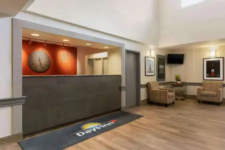 Days Inn by Wyndham Ottawa Airport - 1