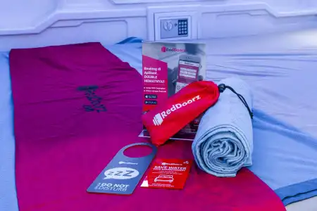 RedDoorz Hostel near Taman Puring - 21