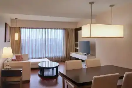Courtyard by Marriott Mumbai International Airport - 84