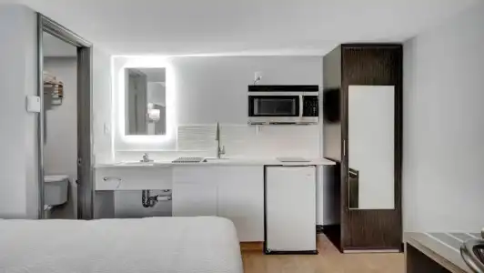 Days Inn & Suites by Wyndham Niagara Falls/Buffalo - 32