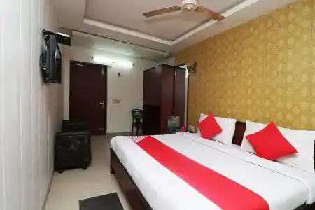 OYO 28053 Gayatri Palace - 37