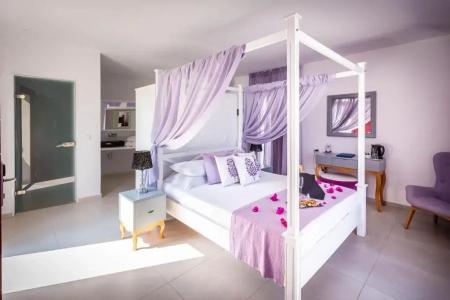 Mar n Mar Crown-Suites - 90