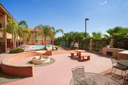 Super 8 by Wyndham Indio - 11