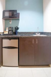 Super 8 by Wyndham Indio - 35