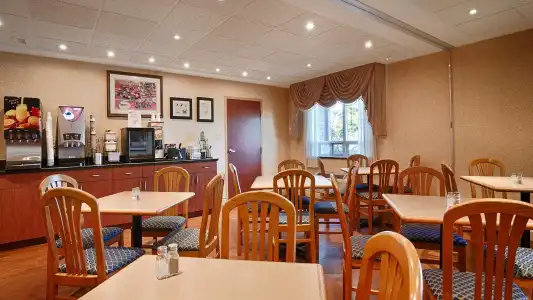 Best Western Plus Burlington Inn & Suites - 32