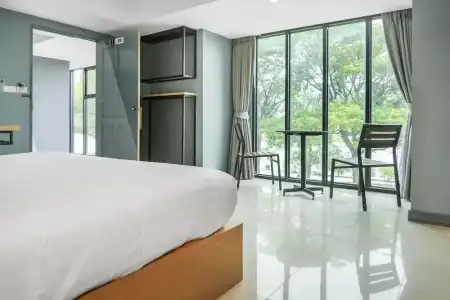Nora LakeView - 45