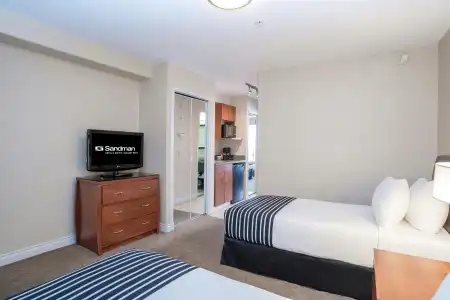 Sandmans & Suites Calgary West - 36