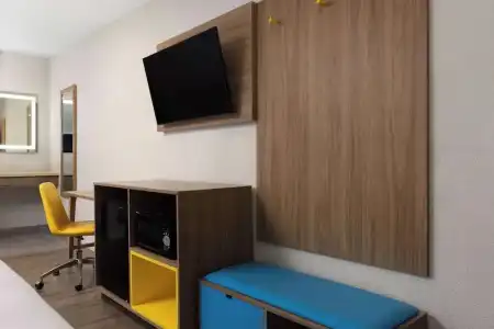 Days Inn by Wyndham Bakersfield - 16