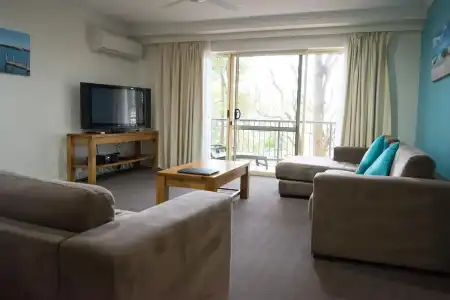 Beachside Holiday Apartments - 1