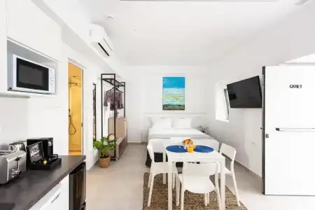 Cozy Corner Luxury Apartments - 27
