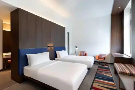 Aloft Airport - 7