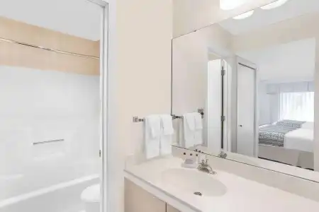 Hawthorn Extended Stay by Wyndham Green Bay - 39