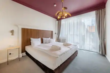 Queen's Court & Residence - 217
