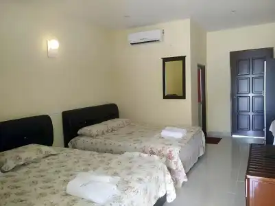 Penarak Bamboo Beach Motel - 3