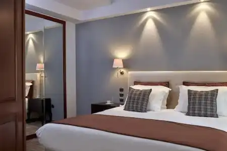 AVA & Suites - 110
