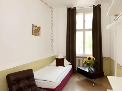 Three Little Pigs Hostel - Your Berlin Castle - 37