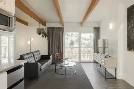 Hollywood Hills - 60