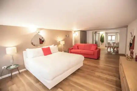 Vis a Vis Apartments - 103