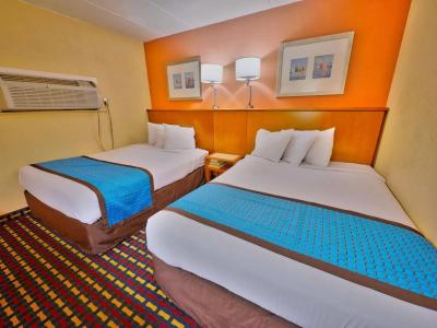 Seashire Inn & Suites - 11