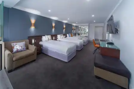 Hyde Park Inn - 75
