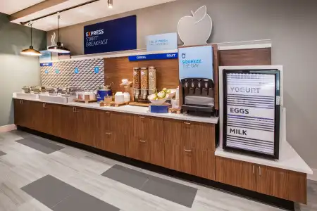 Holiday Inn Express & Suites Des Moines Downtown by IHG - 41