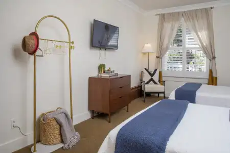 Washington Square Inn - 115