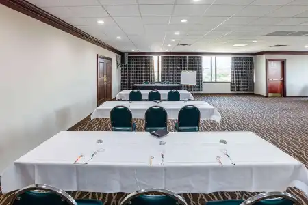 Quality Inn & Suites Cincinnati Downtown Area - 17