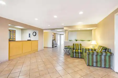 La Quinta Inn & Suites by Wyndham El Paso East - 9