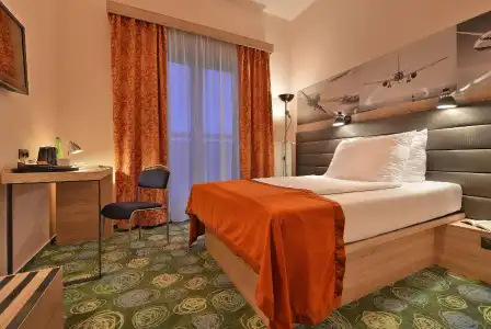 Ramada by Wyndham Airport - 20