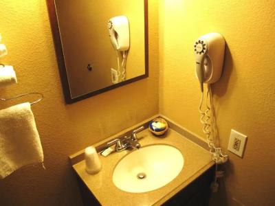 Merrill Field Inn - 25