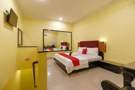 RedDoorz Plus near Ancol - 16