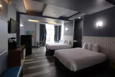 Days Inn & Suites by Wyndham Milwaukee - 1