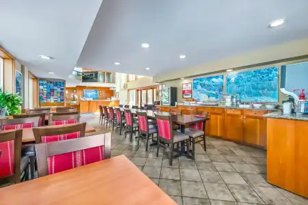 Econo Lodge Inn & Suites - 20