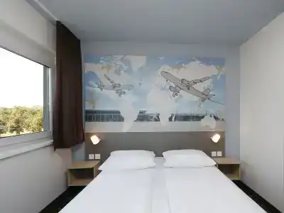 Moxy Berlin Airport - 7