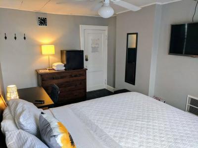 The Wayfaring Buckeye Hostel - 40