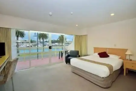Senator Motor Inn - 4