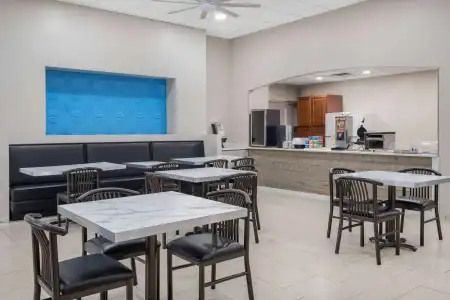 Days Inn & Suites by Wyndham Niagara Falls/Buffalo - 17